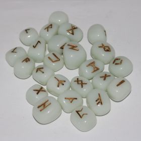 Runen set van Witte Jade in bewaarzak